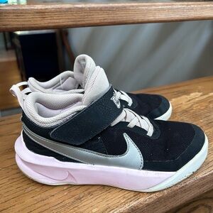 Nike girls hustle sneakers black pink kids youth shoes size 2